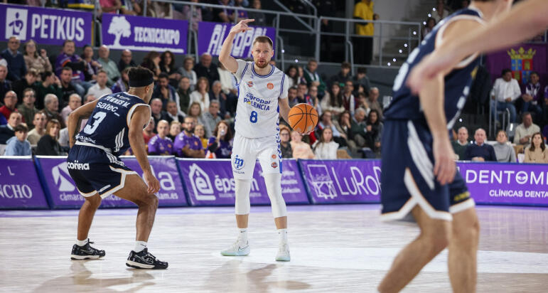 RIVAL DE ENTIDAD EN EL PABELLÓN ANTES DE LA PAUSA